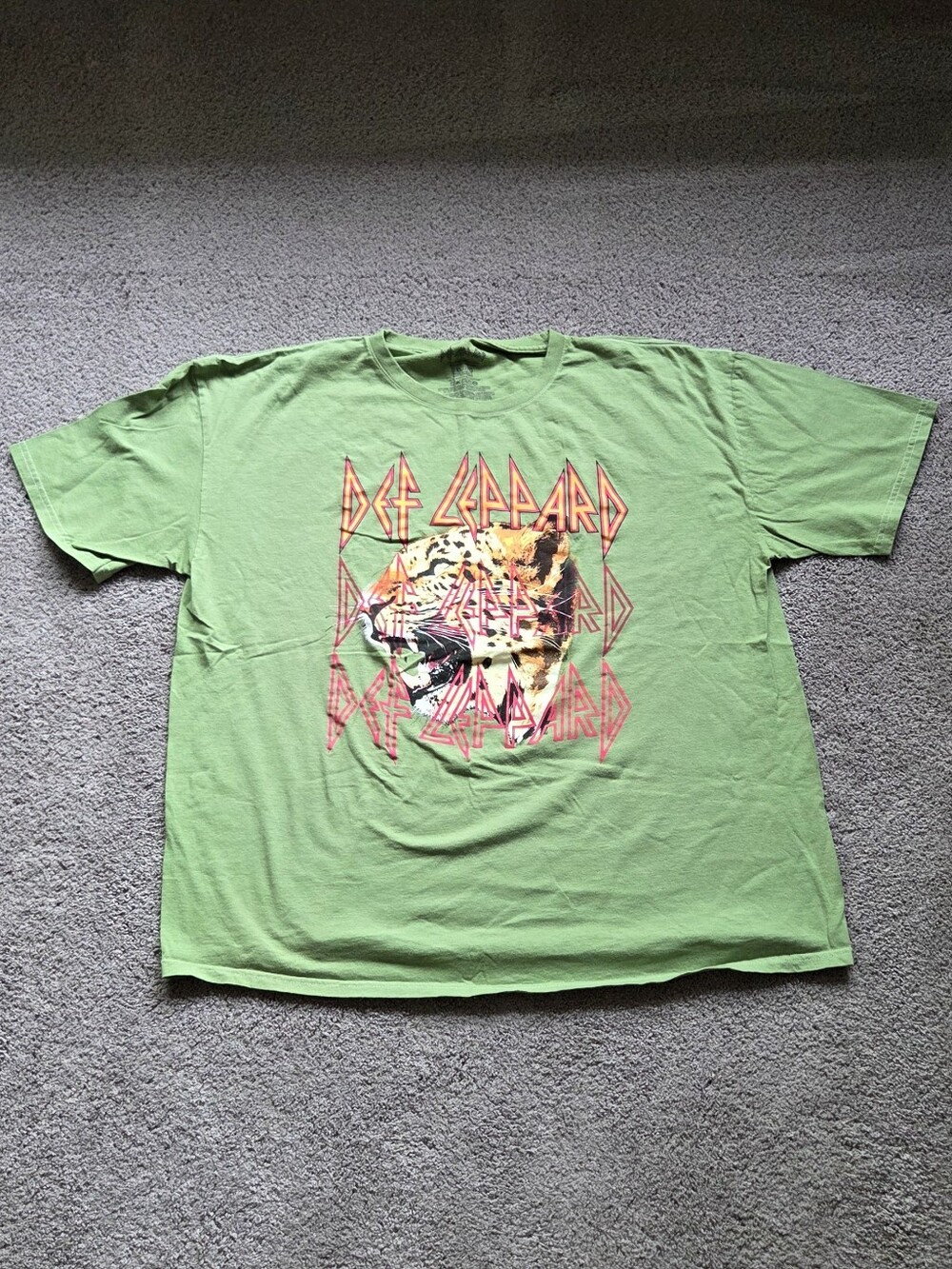 Def Leppard Women's Green Graphic Band Tee, Size 2XL Rock Grunge Streetwear Y2K